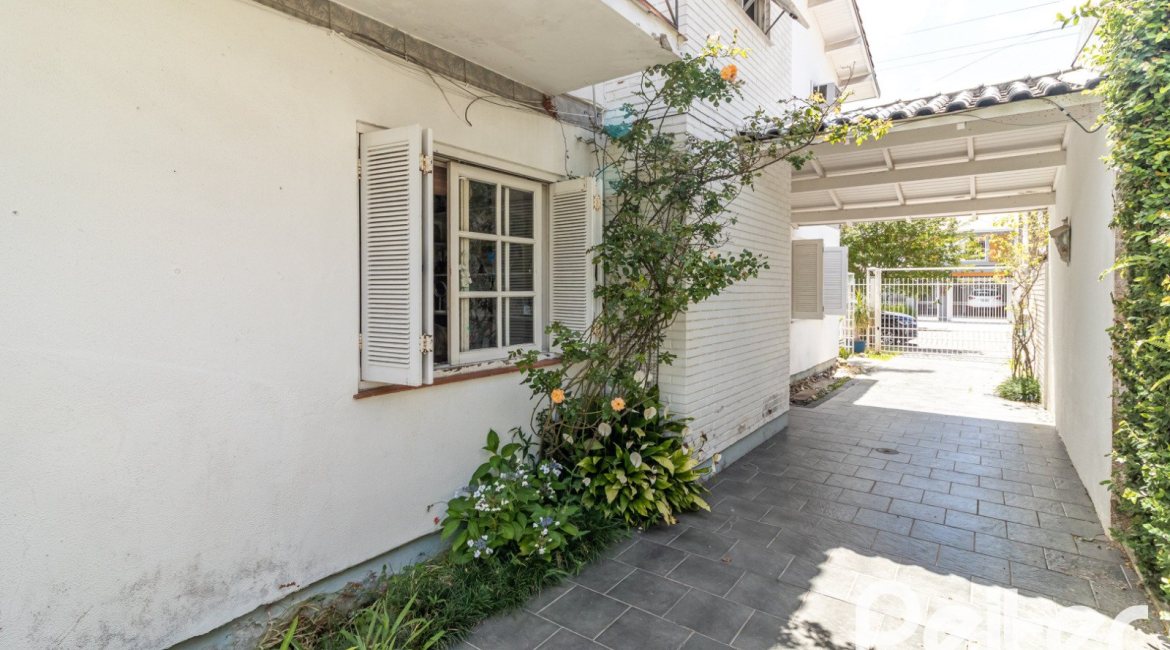 Casa à venda com 170m², 3 dormitórios, 1 suíte, 2 vagas, no bairro Ipanema em Porto Alegre