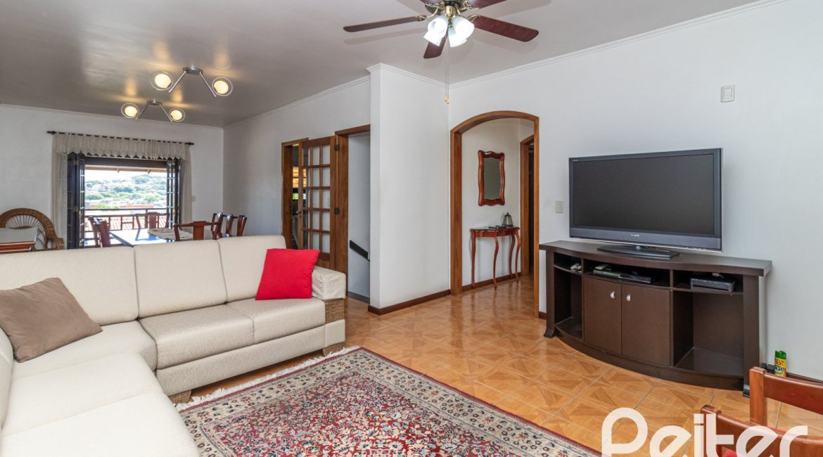 Casa à venda com 226m², 3 dormitórios, 1 suíte, 4 vagas, no bairro Ipanema em Porto Alegre