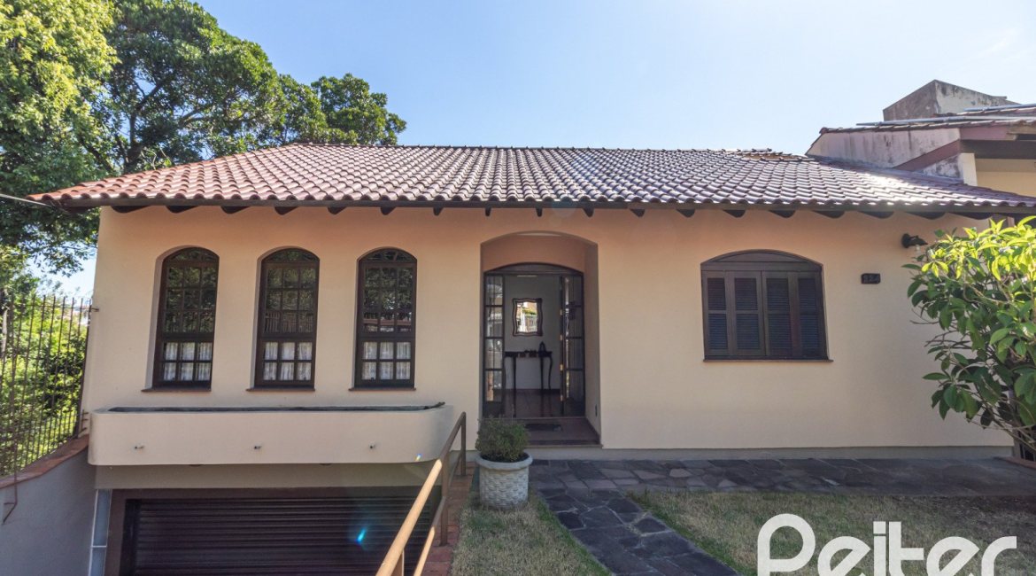 Casa à venda com 226m², 3 dormitórios, 1 suíte, 4 vagas, no bairro Ipanema em Porto Alegre