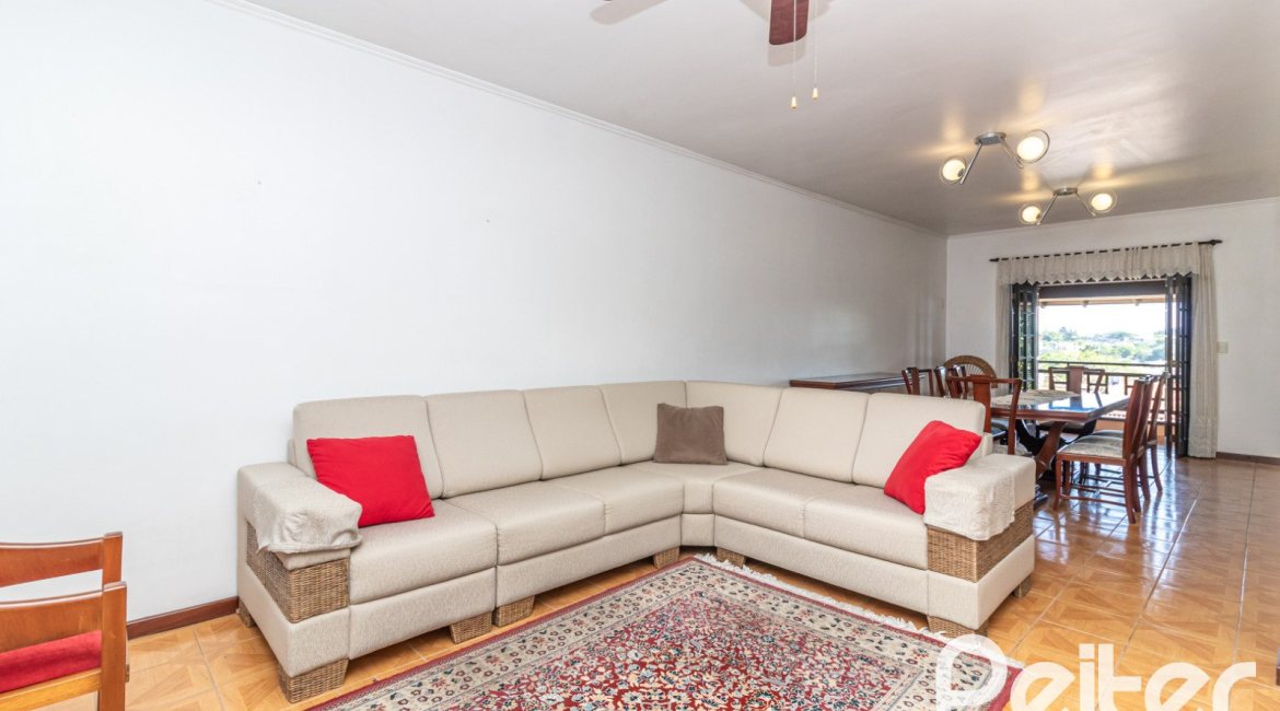 Casa à venda com 226m², 3 dormitórios, 1 suíte, 4 vagas, no bairro Ipanema em Porto Alegre