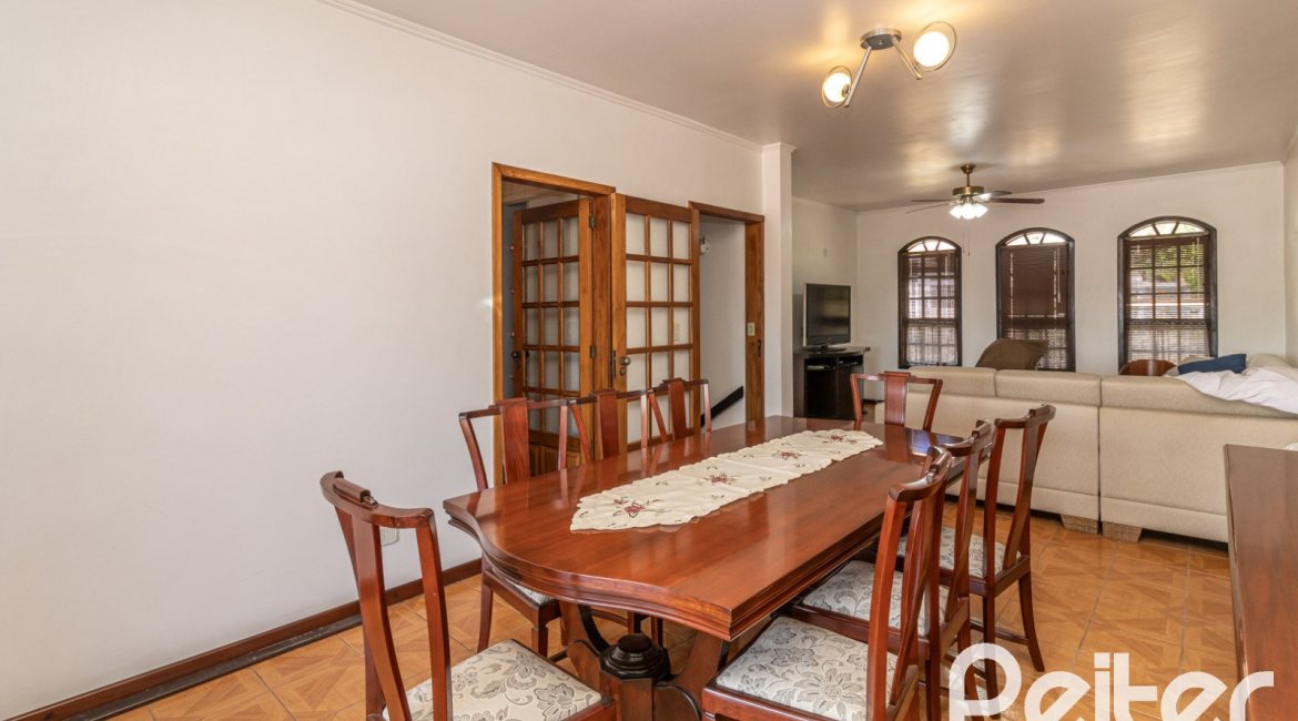 Casa à venda com 226m², 3 dormitórios, 1 suíte, 4 vagas, no bairro Ipanema em Porto Alegre