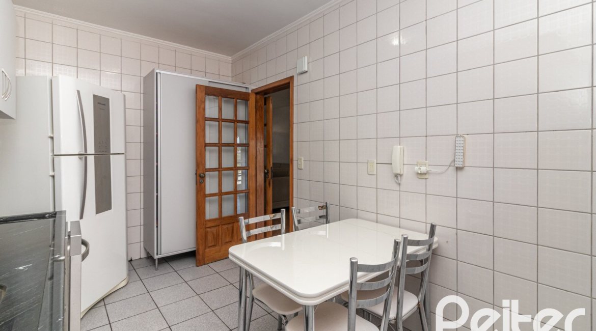 Casa à venda com 226m², 3 dormitórios, 1 suíte, 4 vagas, no bairro Ipanema em Porto Alegre