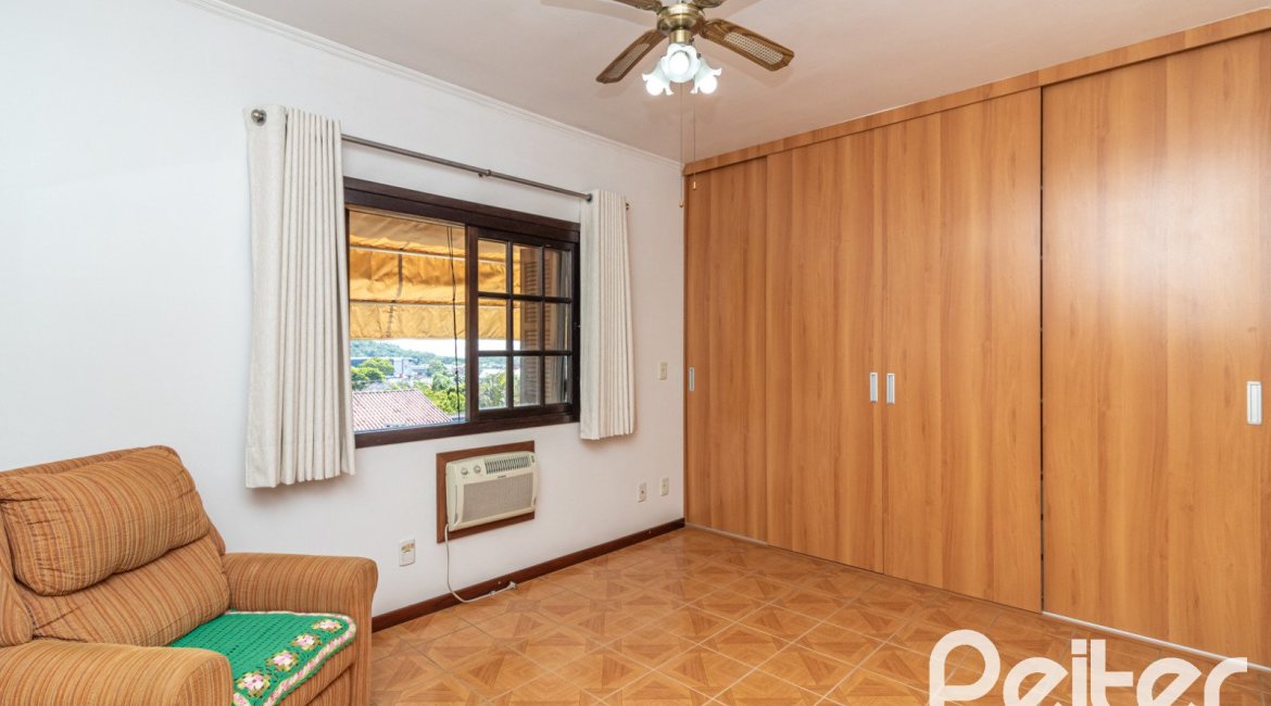 Casa à venda com 226m², 3 dormitórios, 1 suíte, 4 vagas, no bairro Ipanema em Porto Alegre