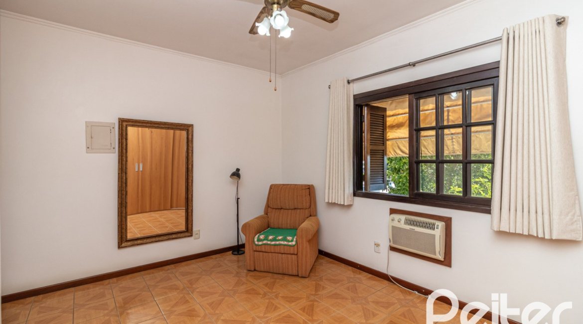 Casa à venda com 226m², 3 dormitórios, 1 suíte, 4 vagas, no bairro Ipanema em Porto Alegre