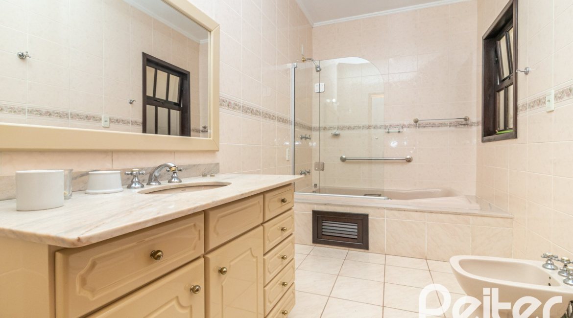 Casa à venda com 226m², 3 dormitórios, 1 suíte, 4 vagas, no bairro Ipanema em Porto Alegre