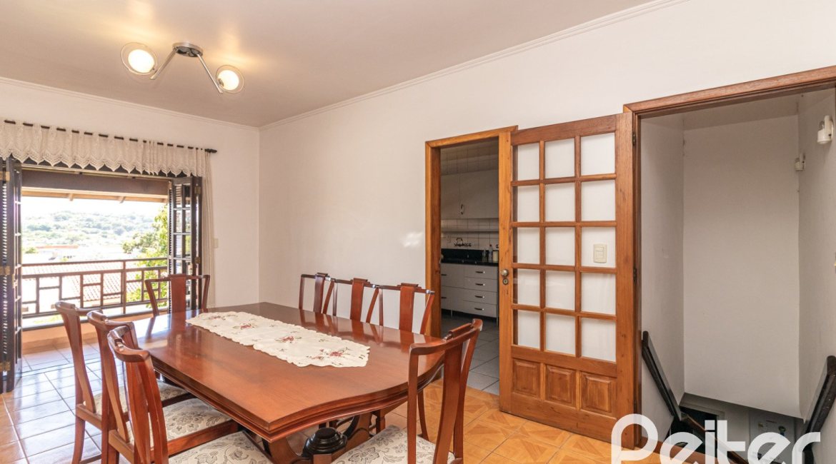 Casa à venda com 226m², 3 dormitórios, 1 suíte, 4 vagas, no bairro Ipanema em Porto Alegre