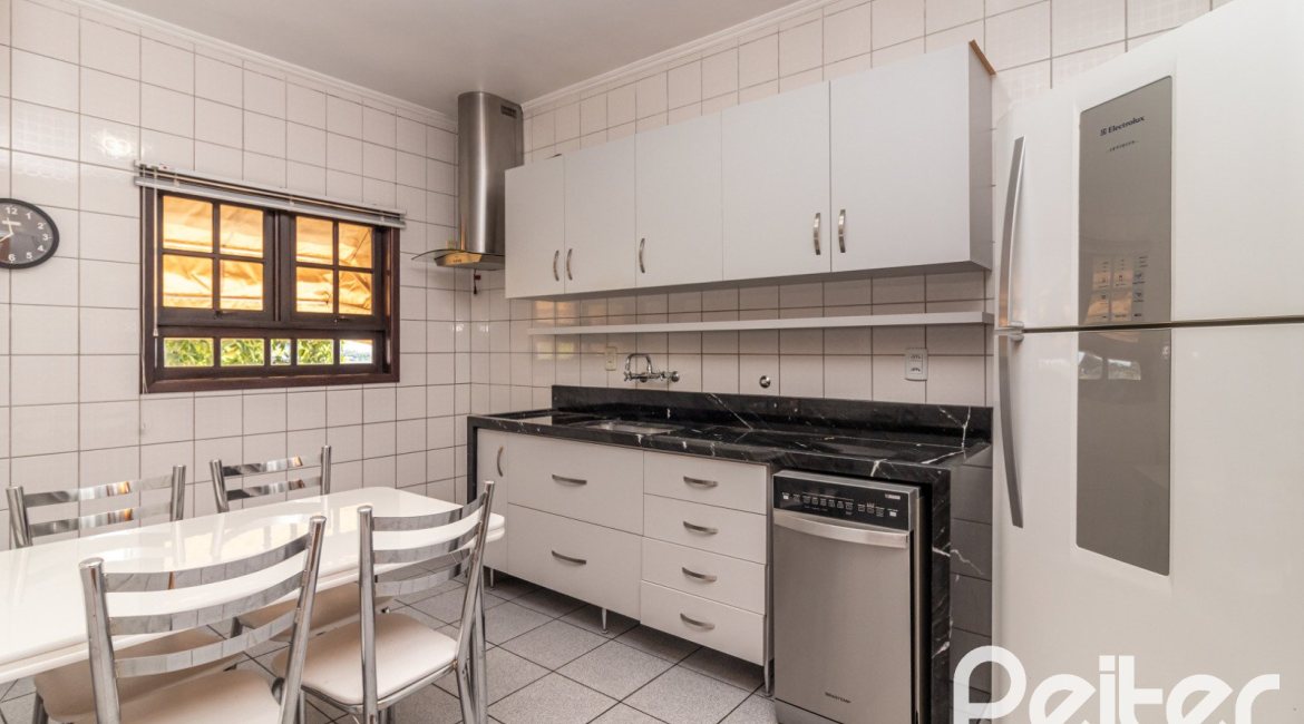 Casa à venda com 226m², 3 dormitórios, 1 suíte, 4 vagas, no bairro Ipanema em Porto Alegre