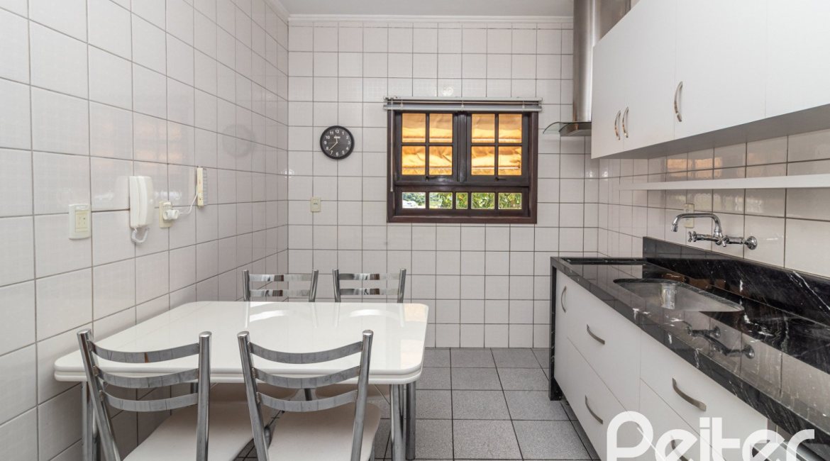 Casa à venda com 226m², 3 dormitórios, 1 suíte, 4 vagas, no bairro Ipanema em Porto Alegre