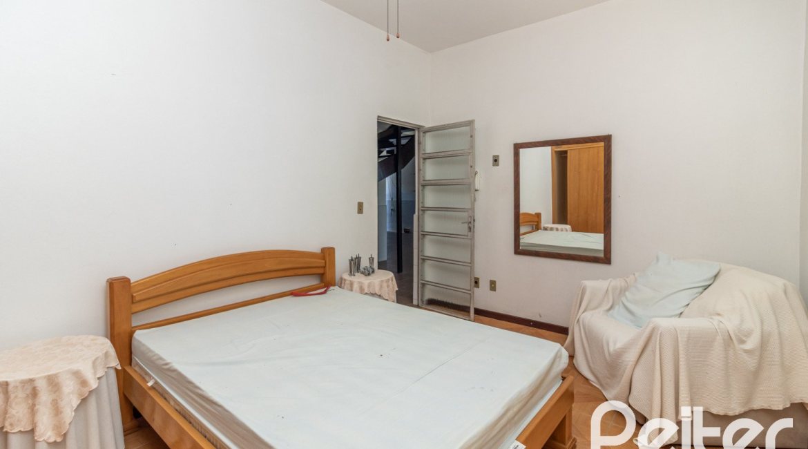 Casa à venda com 226m², 3 dormitórios, 1 suíte, 4 vagas, no bairro Ipanema em Porto Alegre