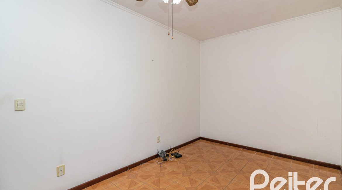 Casa à venda com 226m², 3 dormitórios, 1 suíte, 4 vagas, no bairro Ipanema em Porto Alegre