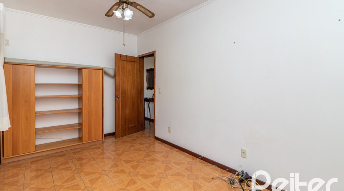 Casa à venda com 226m², 3 dormitórios, 1 suíte, 4 vagas, no bairro Ipanema em Porto Alegre