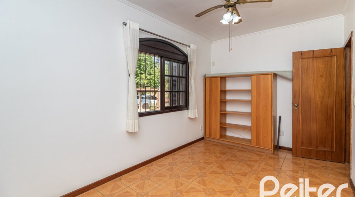 Casa à venda com 226m², 3 dormitórios, 1 suíte, 4 vagas, no bairro Ipanema em Porto Alegre