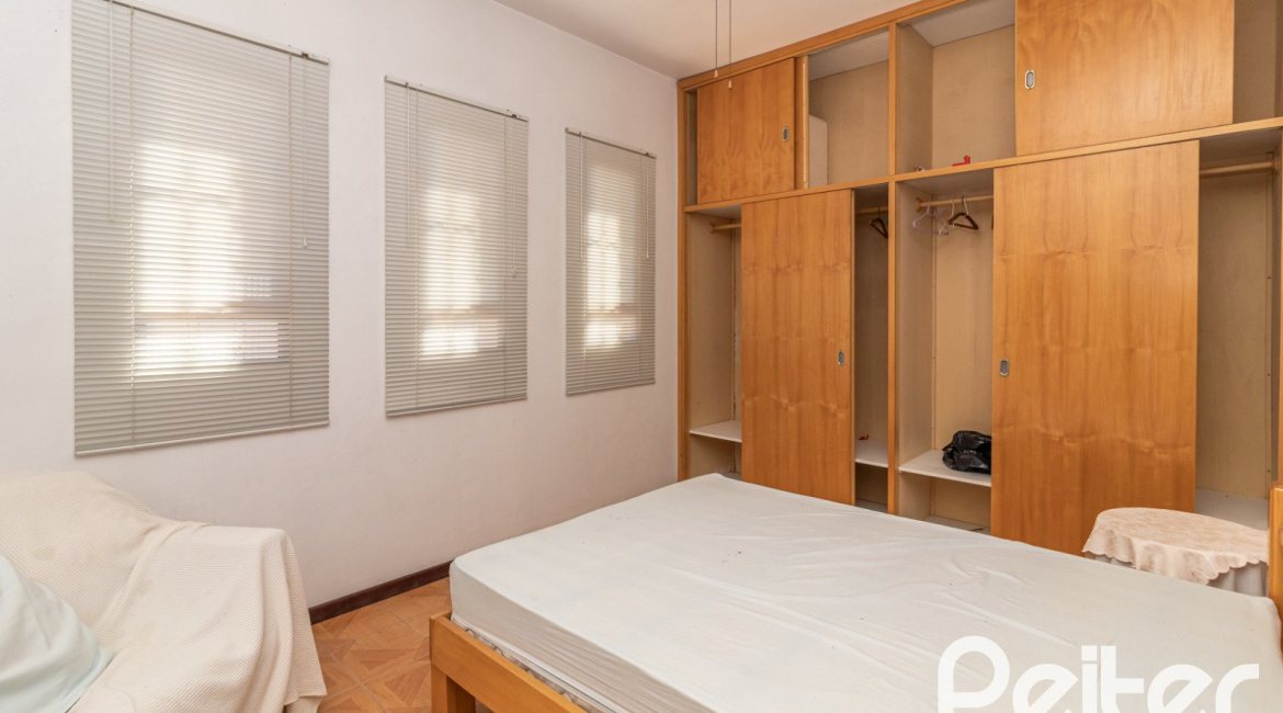 Casa à venda com 226m², 3 dormitórios, 1 suíte, 4 vagas, no bairro Ipanema em Porto Alegre