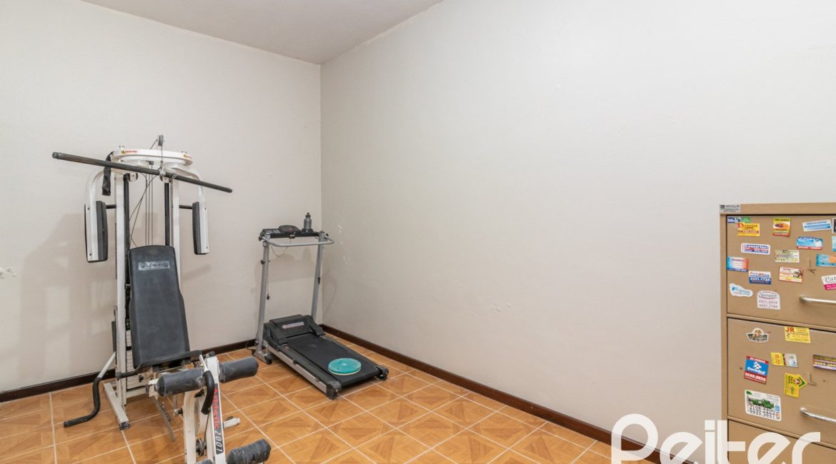 Casa à venda com 226m², 3 dormitórios, 1 suíte, 4 vagas, no bairro Ipanema em Porto Alegre