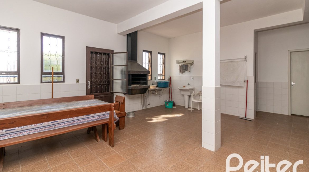 Casa à venda com 226m², 3 dormitórios, 1 suíte, 4 vagas, no bairro Ipanema em Porto Alegre