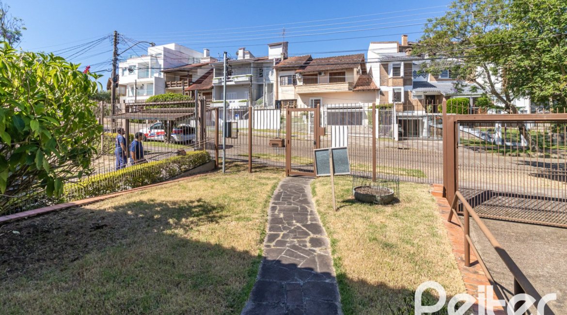 Casa à venda com 226m², 3 dormitórios, 1 suíte, 4 vagas, no bairro Ipanema em Porto Alegre