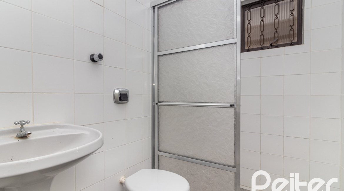 Casa à venda com 226m², 3 dormitórios, 1 suíte, 4 vagas, no bairro Ipanema em Porto Alegre