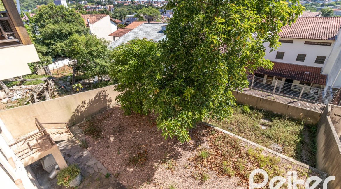 Casa à venda com 226m², 3 dormitórios, 1 suíte, 4 vagas, no bairro Ipanema em Porto Alegre