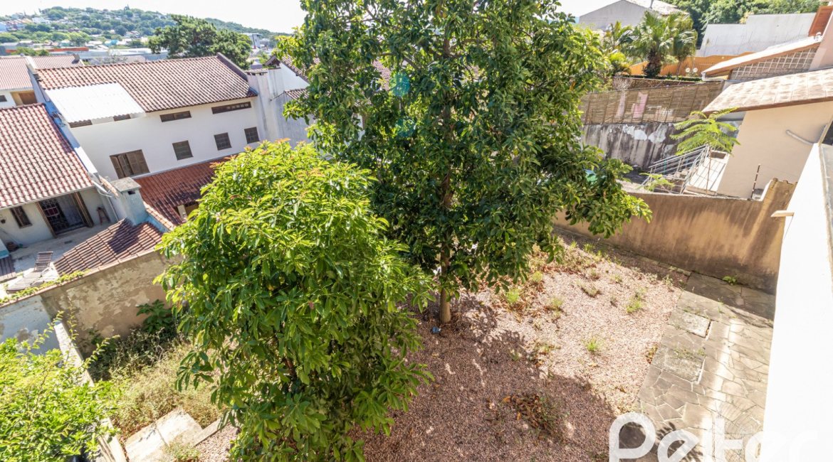 Casa à venda com 226m², 3 dormitórios, 1 suíte, 4 vagas, no bairro Ipanema em Porto Alegre