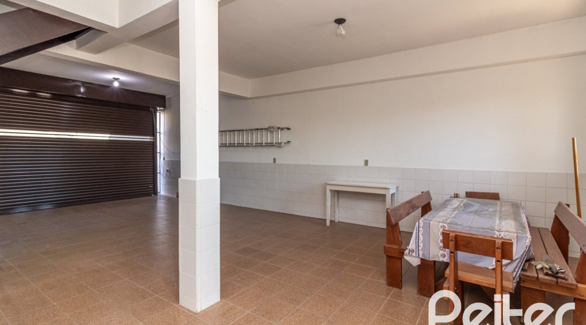 Casa à venda com 226m², 3 dormitórios, 1 suíte, 4 vagas, no bairro Ipanema em Porto Alegre