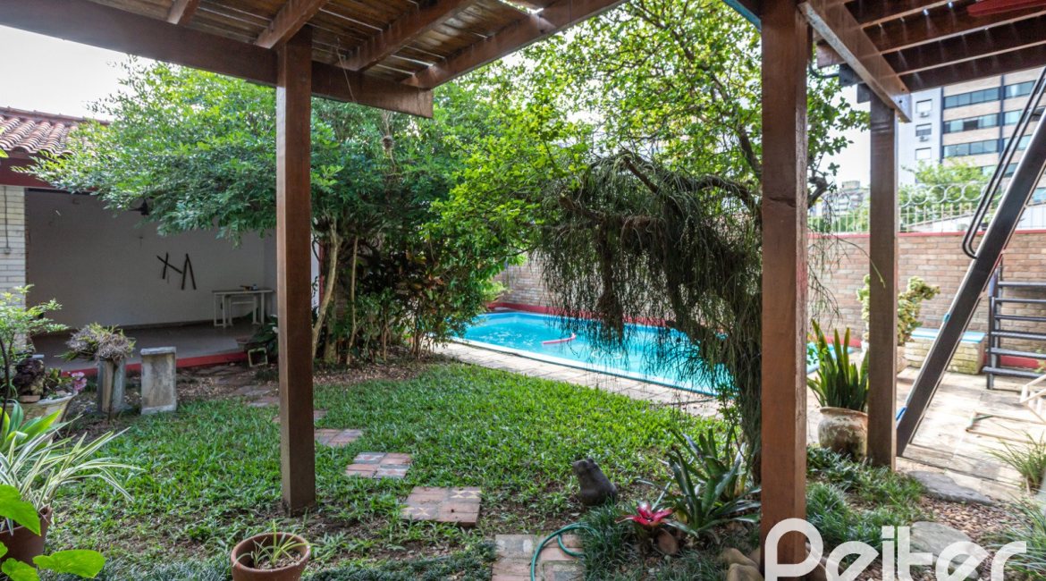 Casa à venda com 227m², 3 dormitórios, 1 suíte, 3 vagas, no bairro Tristeza em Porto Alegre
