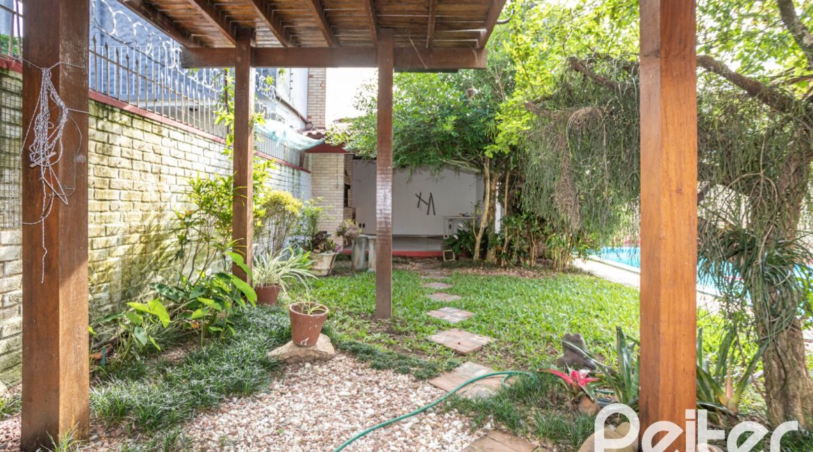 Casa à venda com 227m², 3 dormitórios, 1 suíte, 3 vagas, no bairro Tristeza em Porto Alegre