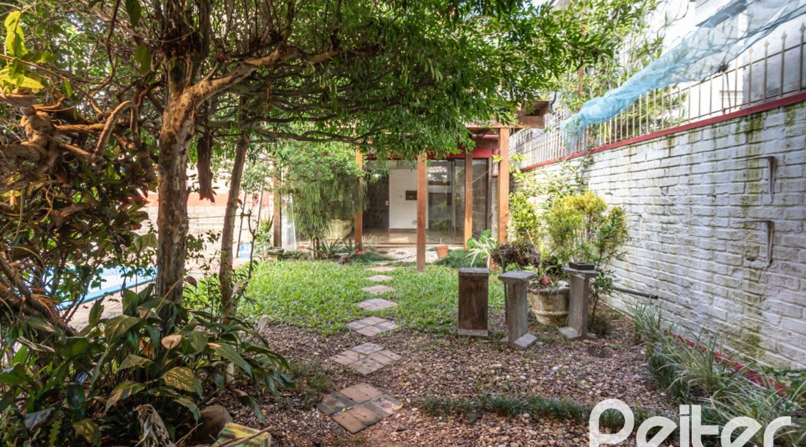 Casa à venda com 227m², 3 dormitórios, 1 suíte, 3 vagas, no bairro Tristeza em Porto Alegre