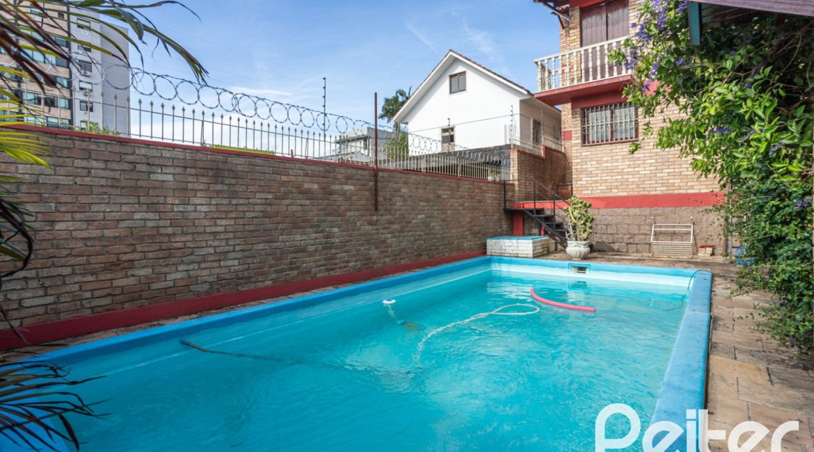 Casa à venda com 227m², 3 dormitórios, 1 suíte, 3 vagas, no bairro Tristeza em Porto Alegre