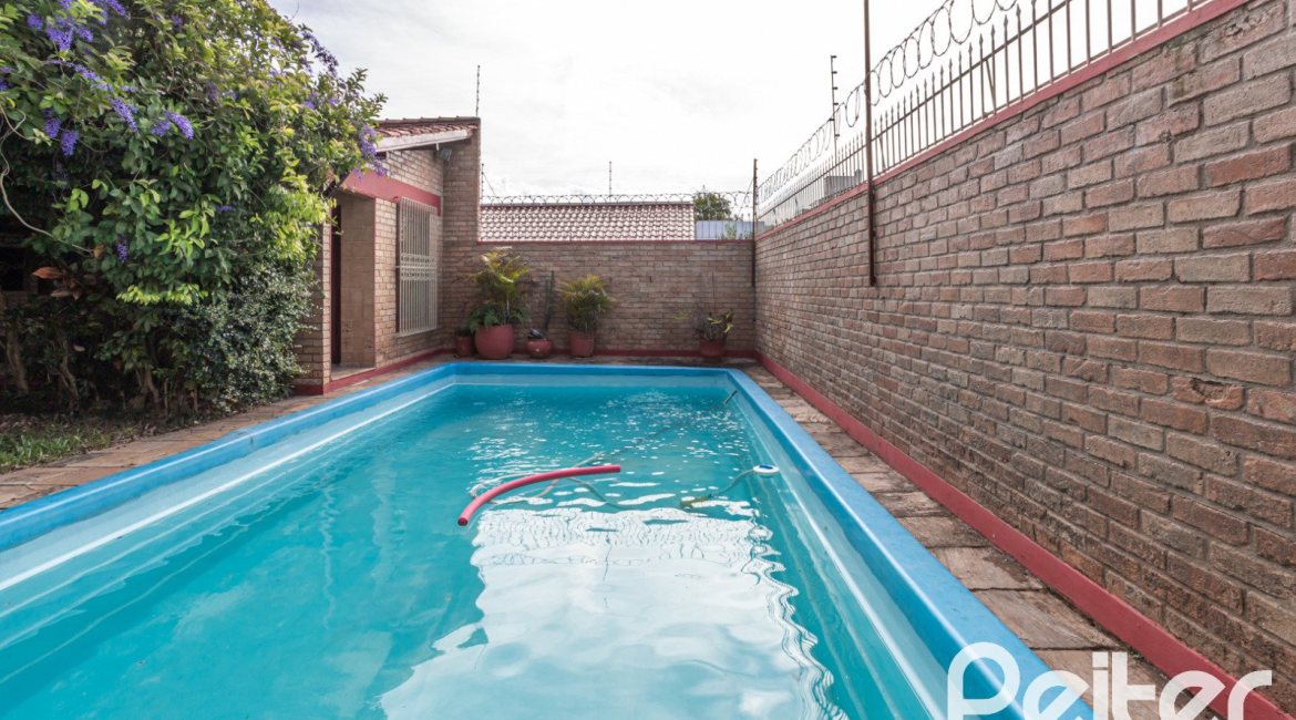 Casa à venda com 227m², 3 dormitórios, 1 suíte, 3 vagas, no bairro Tristeza em Porto Alegre