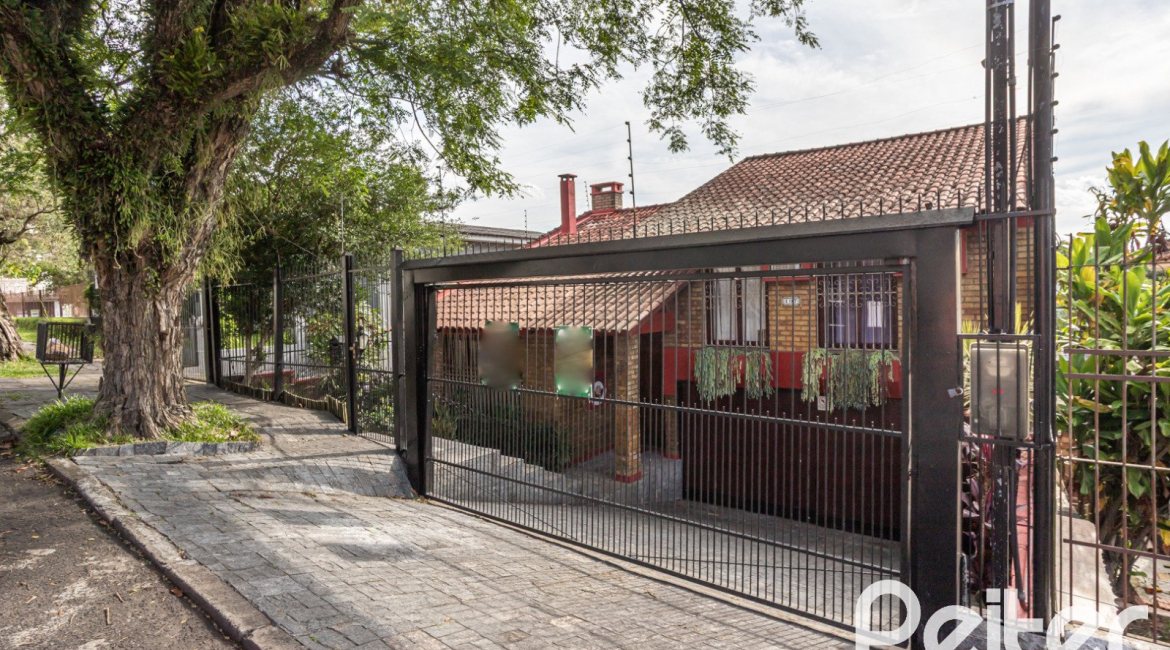 Casa à venda com 227m², 3 dormitórios, 1 suíte, 3 vagas, no bairro Tristeza em Porto Alegre