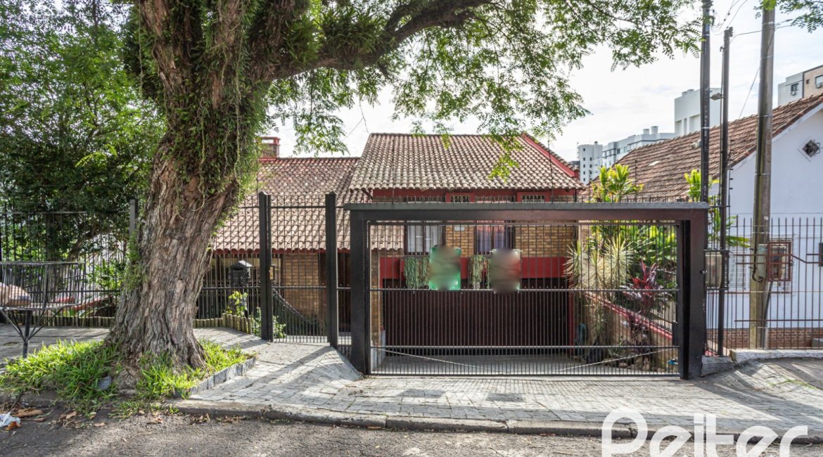 Casa à venda com 227m², 3 dormitórios, 1 suíte, 3 vagas, no bairro Tristeza em Porto Alegre