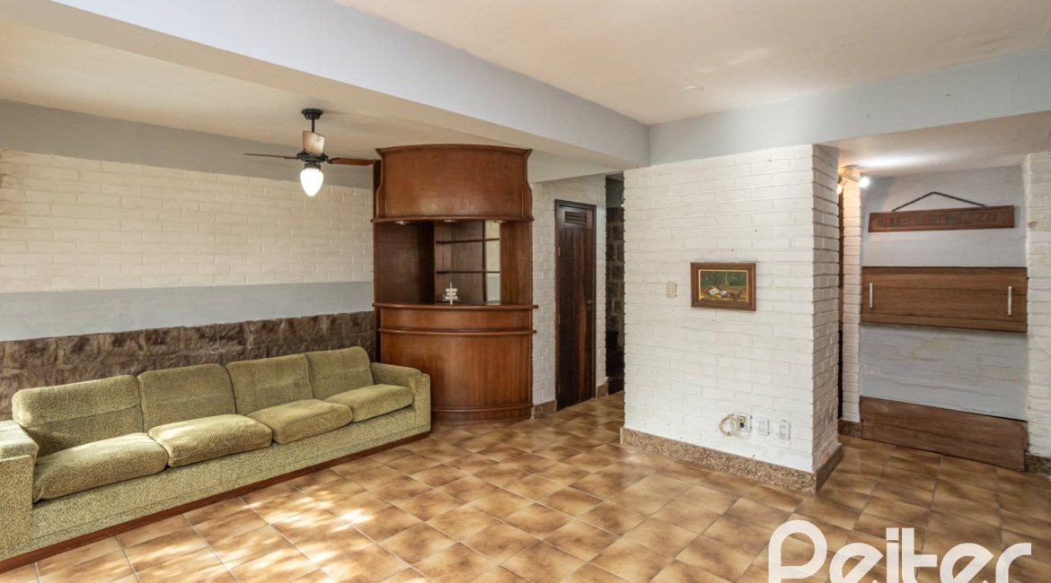 Casa à venda com 227m², 3 dormitórios, 1 suíte, 3 vagas, no bairro Tristeza em Porto Alegre