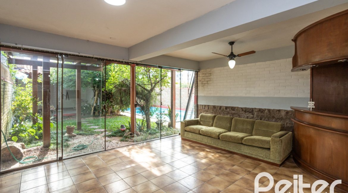 Casa à venda com 227m², 3 dormitórios, 1 suíte, 3 vagas, no bairro Tristeza em Porto Alegre