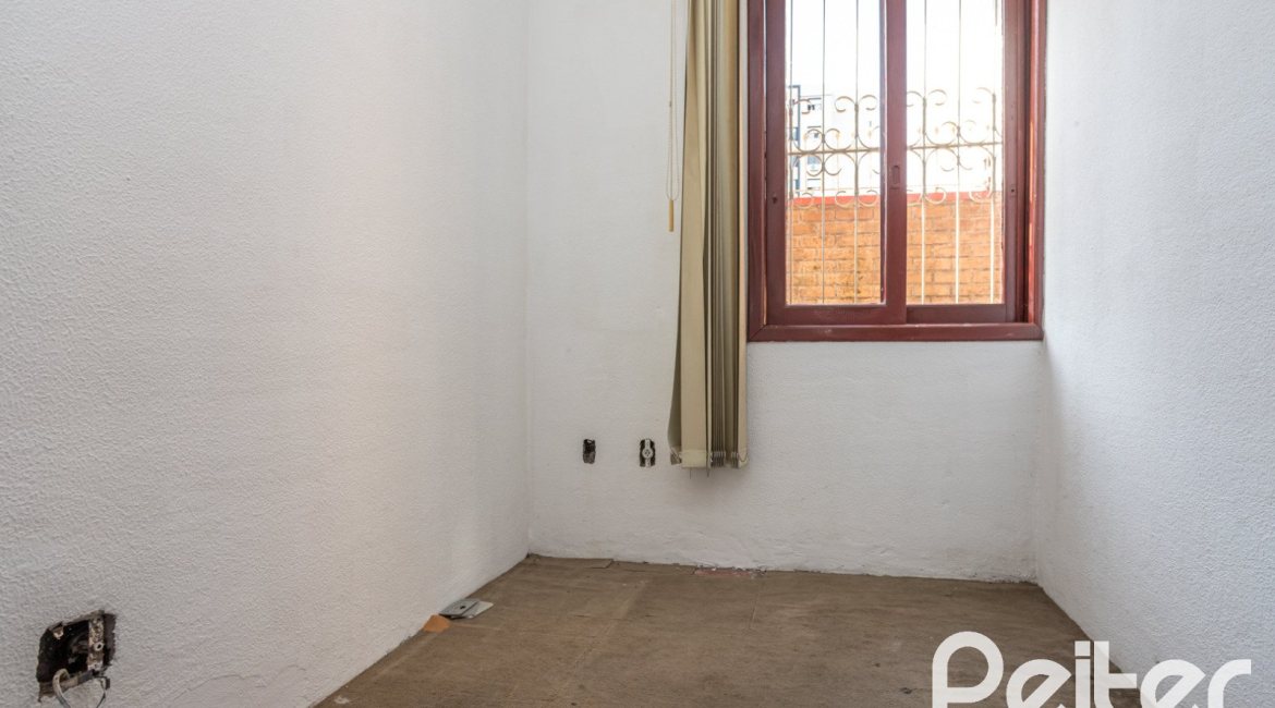 Casa à venda com 227m², 3 dormitórios, 1 suíte, 3 vagas, no bairro Tristeza em Porto Alegre
