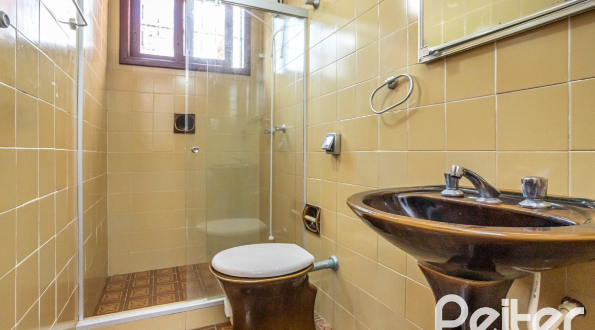 Casa à venda com 227m², 3 dormitórios, 1 suíte, 3 vagas, no bairro Tristeza em Porto Alegre