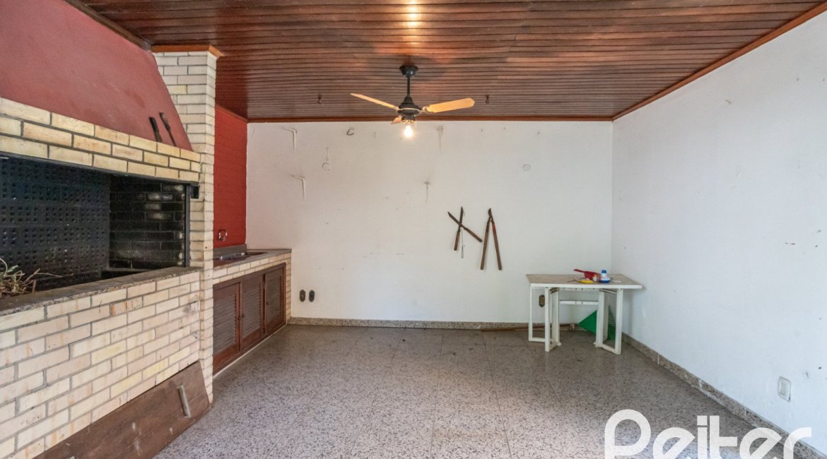 Casa à venda com 227m², 3 dormitórios, 1 suíte, 3 vagas, no bairro Tristeza em Porto Alegre