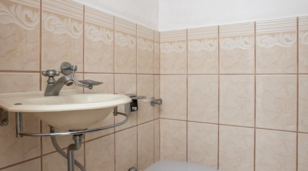 Casa à venda com 227m², 3 dormitórios, 1 suíte, 3 vagas, no bairro Tristeza em Porto Alegre