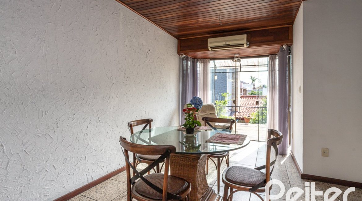 Casa à venda com 227m², 3 dormitórios, 1 suíte, 3 vagas, no bairro Tristeza em Porto Alegre