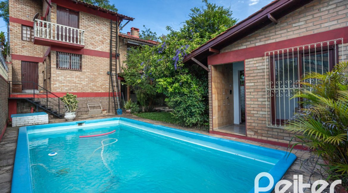 Casa à venda com 227m², 3 dormitórios, 1 suíte, 3 vagas, no bairro Tristeza em Porto Alegre