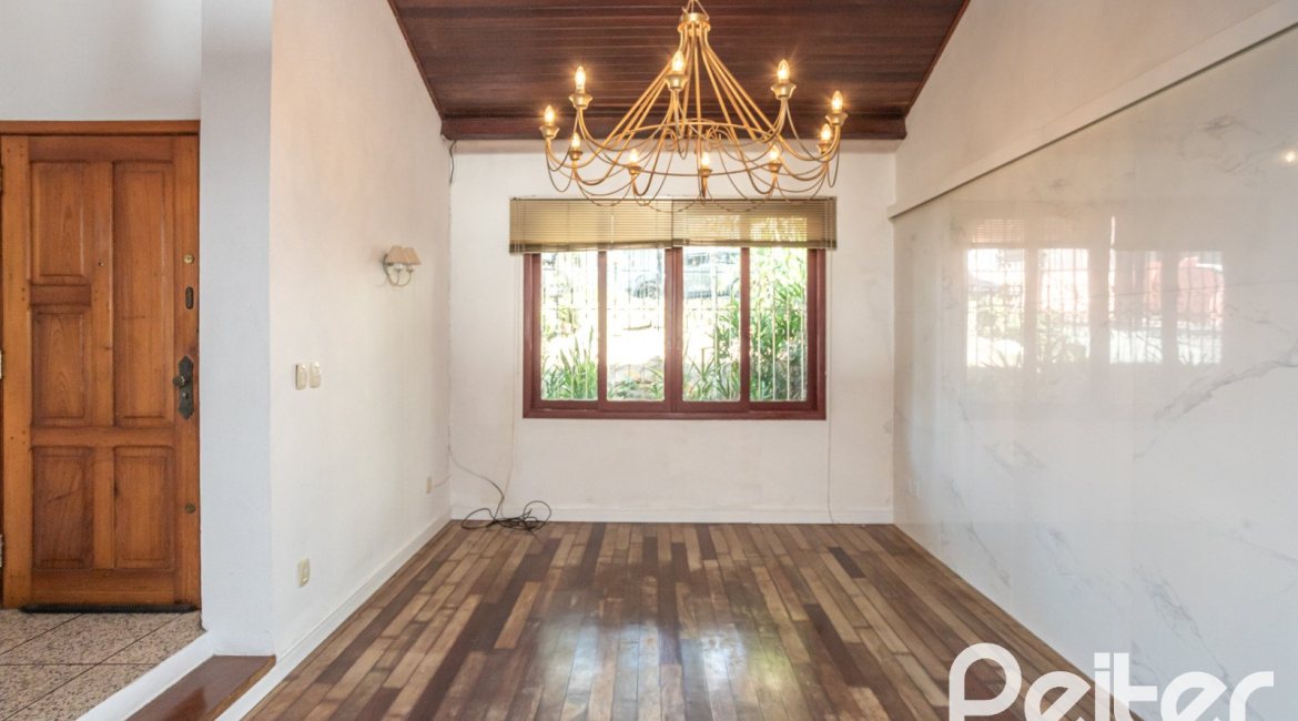 Casa à venda com 227m², 3 dormitórios, 1 suíte, 3 vagas, no bairro Tristeza em Porto Alegre