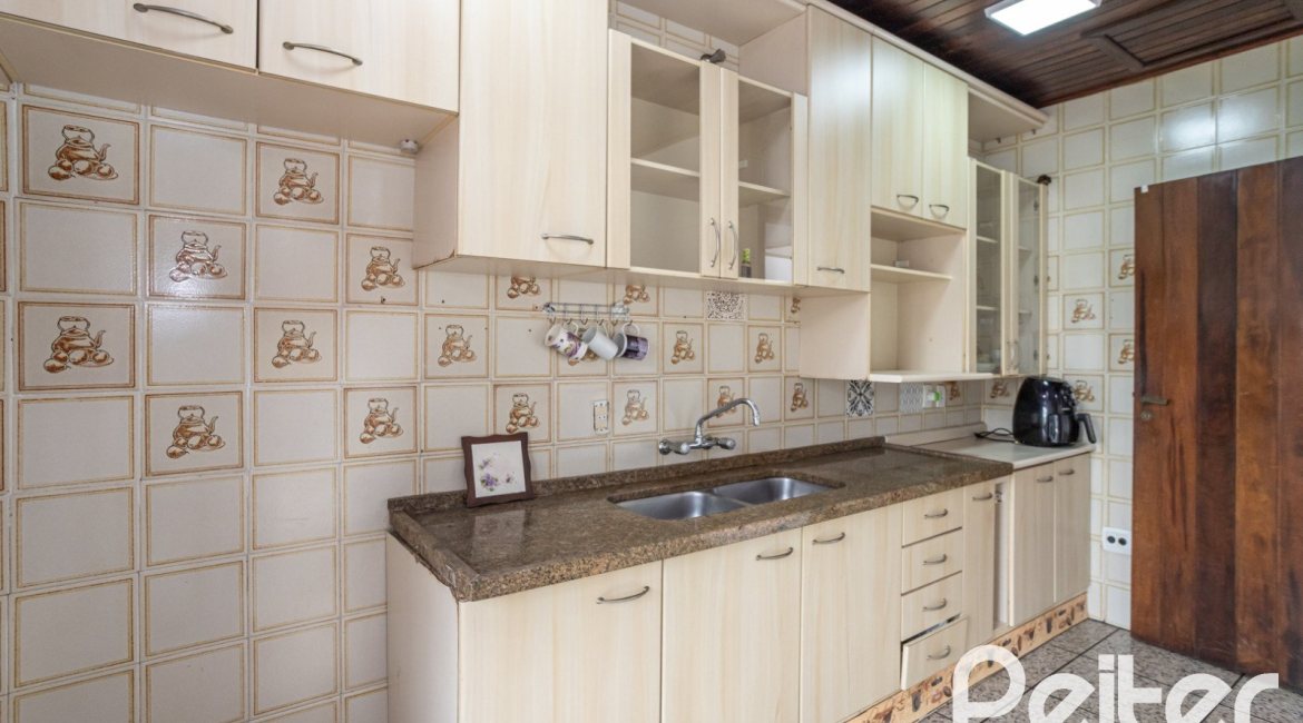 Casa à venda com 227m², 3 dormitórios, 1 suíte, 3 vagas, no bairro Tristeza em Porto Alegre