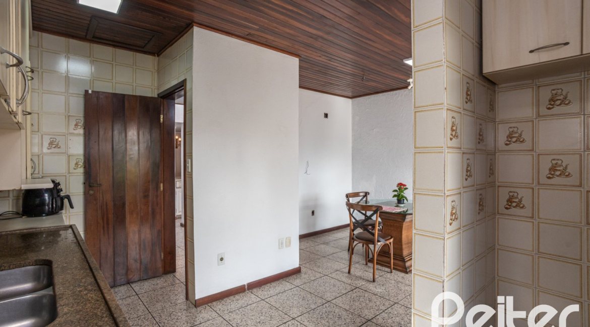 Casa à venda com 227m², 3 dormitórios, 1 suíte, 3 vagas, no bairro Tristeza em Porto Alegre