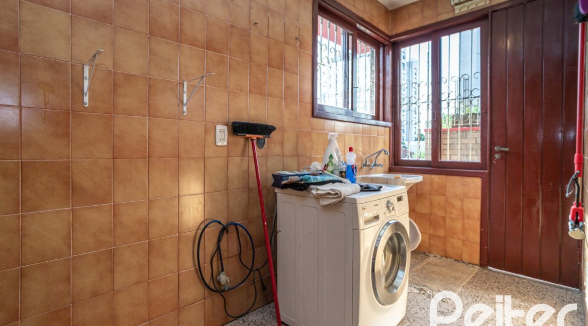 Casa à venda com 227m², 3 dormitórios, 1 suíte, 3 vagas, no bairro Tristeza em Porto Alegre