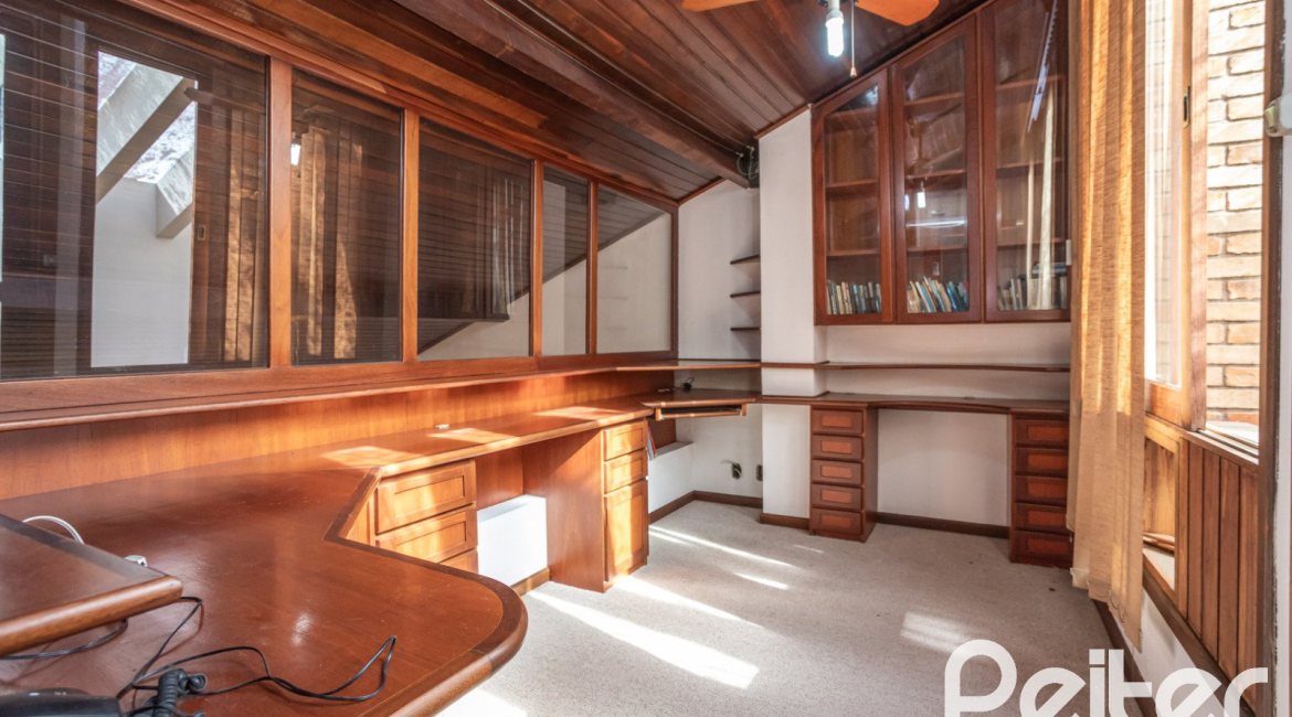 Casa à venda com 227m², 3 dormitórios, 1 suíte, 3 vagas, no bairro Tristeza em Porto Alegre