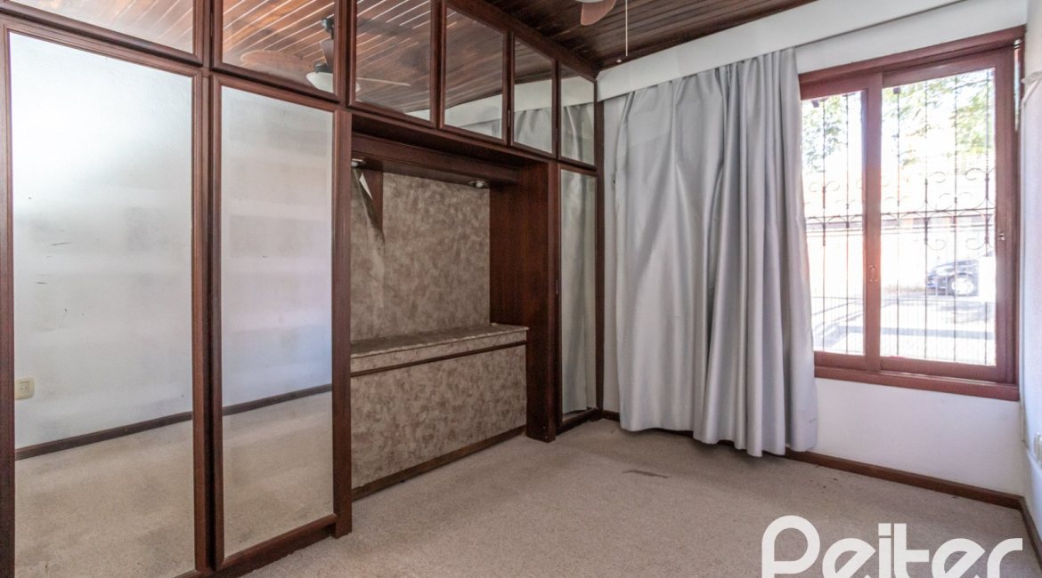 Casa à venda com 227m², 3 dormitórios, 1 suíte, 3 vagas, no bairro Tristeza em Porto Alegre