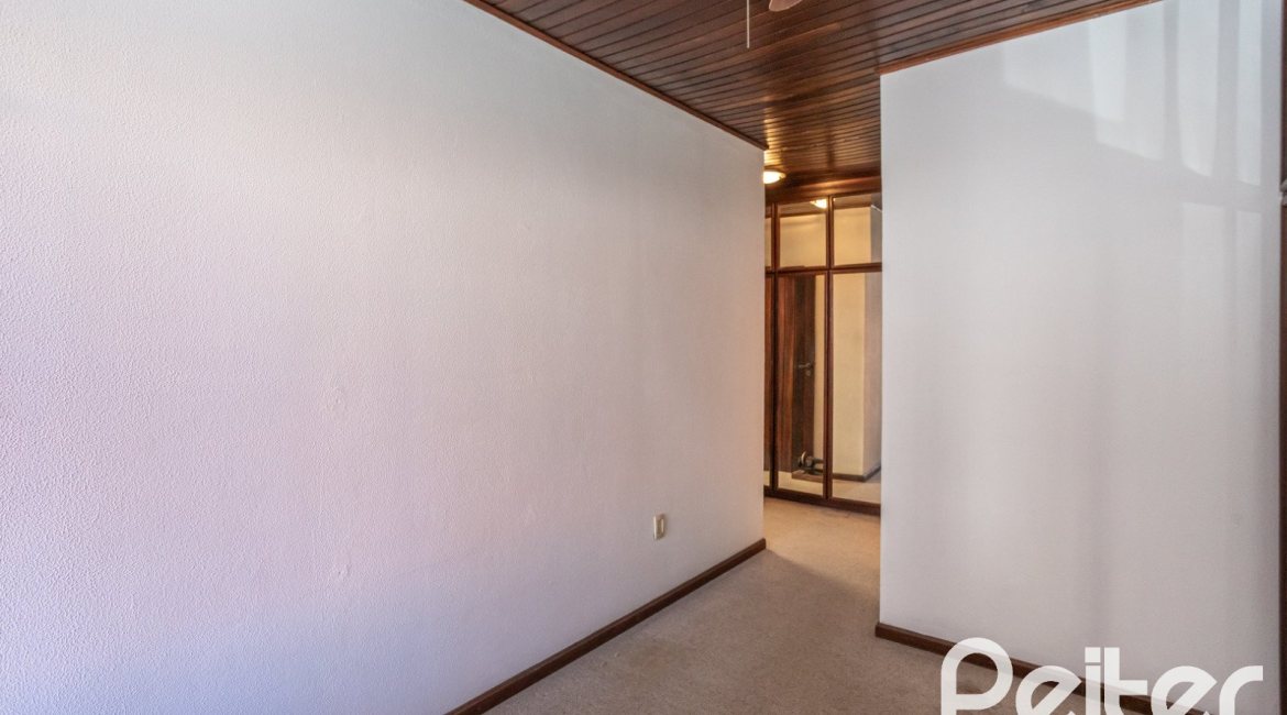 Casa à venda com 227m², 3 dormitórios, 1 suíte, 3 vagas, no bairro Tristeza em Porto Alegre