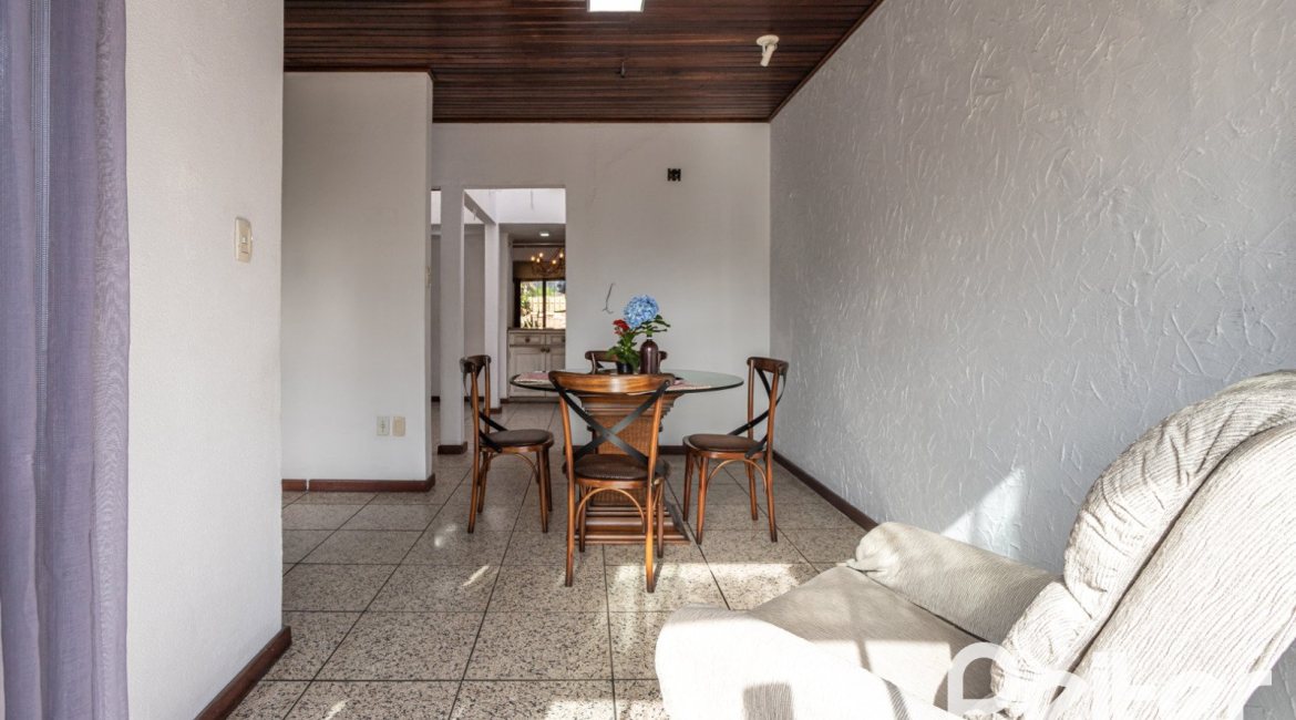 Casa à venda com 227m², 3 dormitórios, 1 suíte, 3 vagas, no bairro Tristeza em Porto Alegre