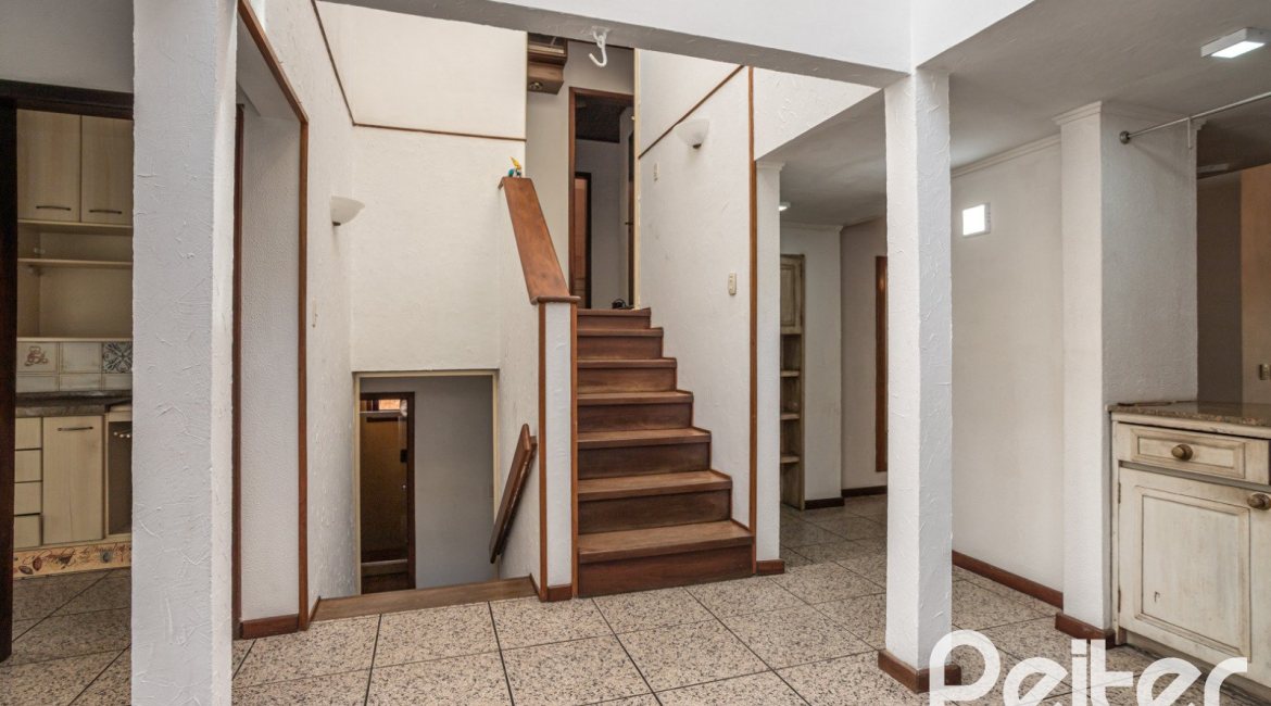 Casa à venda com 227m², 3 dormitórios, 1 suíte, 3 vagas, no bairro Tristeza em Porto Alegre