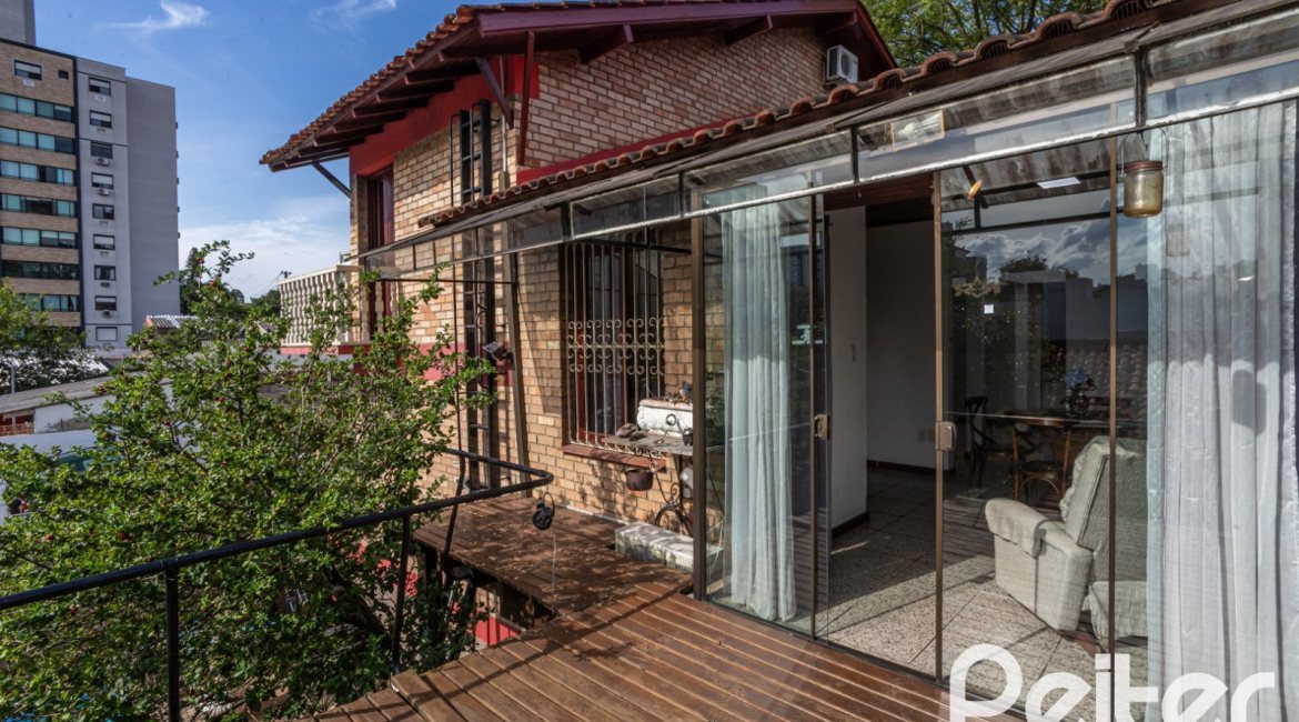 Casa à venda com 227m², 3 dormitórios, 1 suíte, 3 vagas, no bairro Tristeza em Porto Alegre