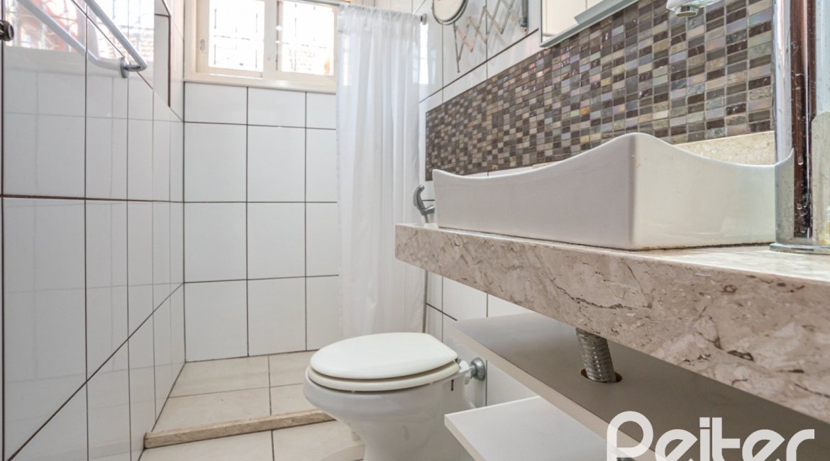 Casa à venda com 227m², 3 dormitórios, 1 suíte, 3 vagas, no bairro Tristeza em Porto Alegre